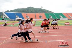 中外运动员广西侗乡比拼民族体育